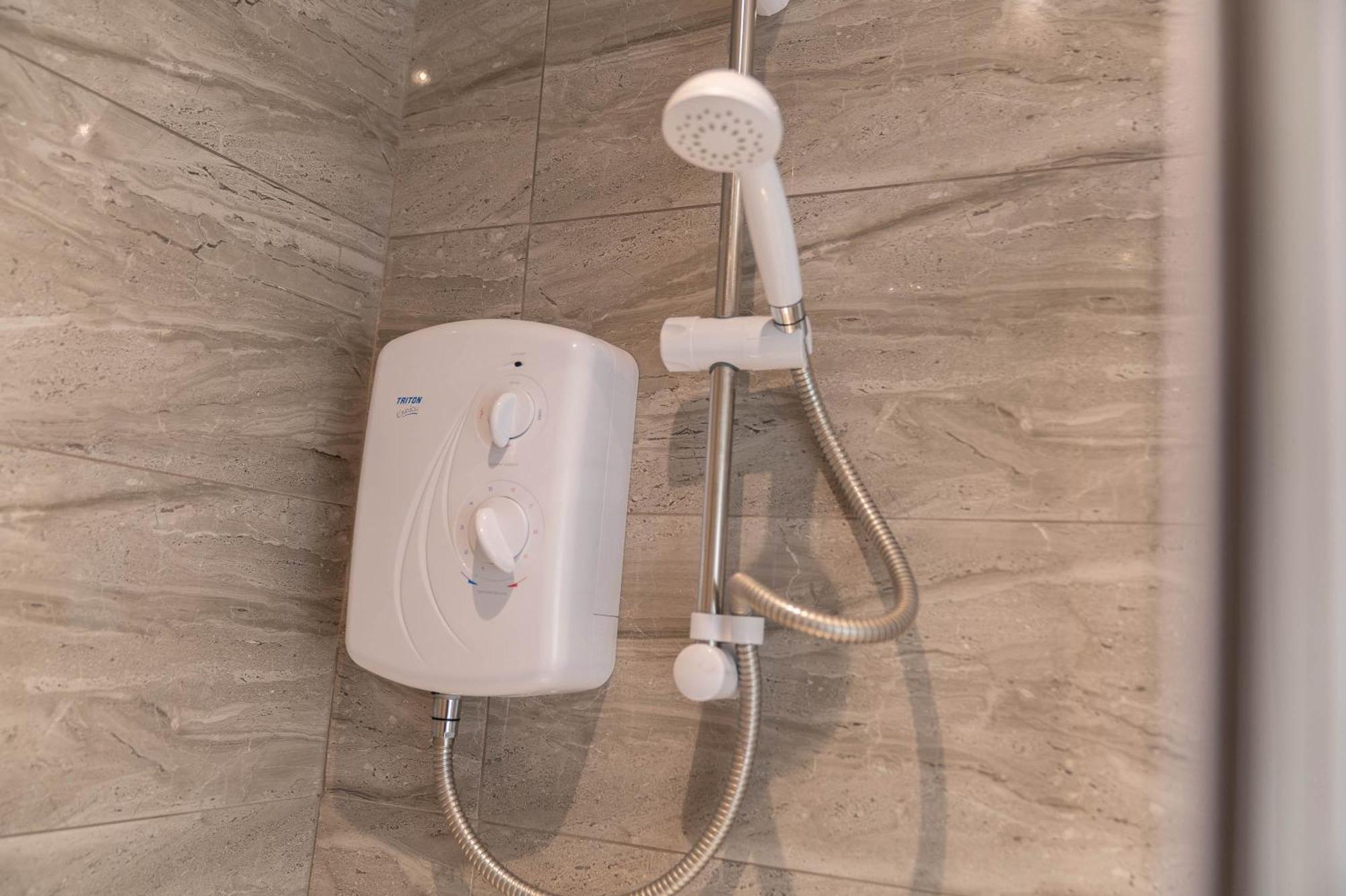 4 Bedroom House - Parking & Garden - Smart Tvs - Netflix - Wifi - Top Rated - 22Cg برمنغهام المظهر الخارجي الصورة